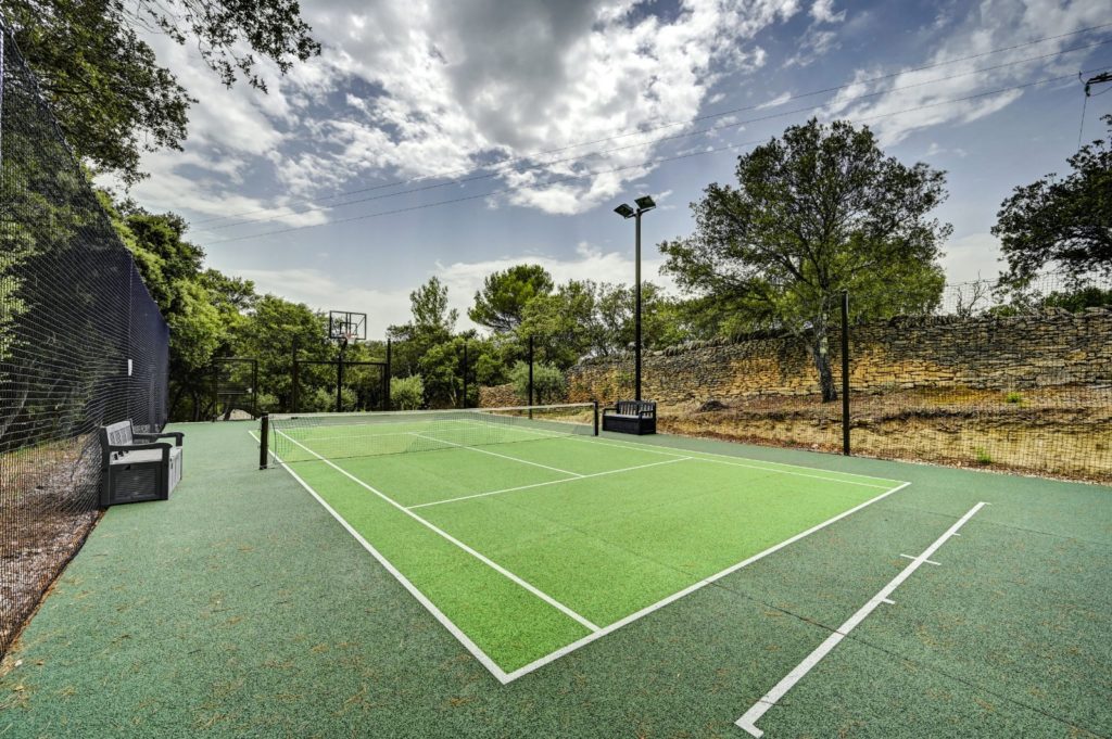 Construction d'un court de tennis à Saint-Tropez