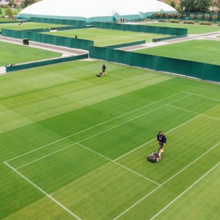Qu’est-ce que la personnalisation offerte par un constructeur de terrain de tennis ?