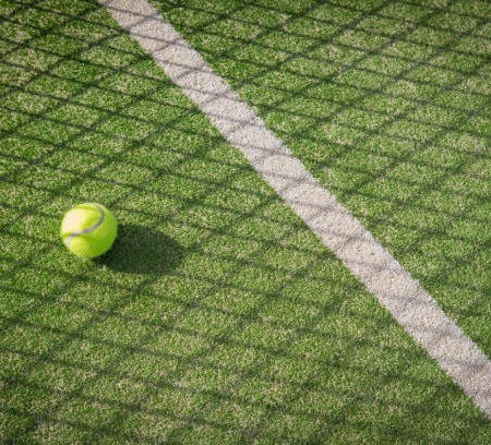 Qu’est-ce que la résistance aux intempéries selon un constructeur de terrain de tennis ?