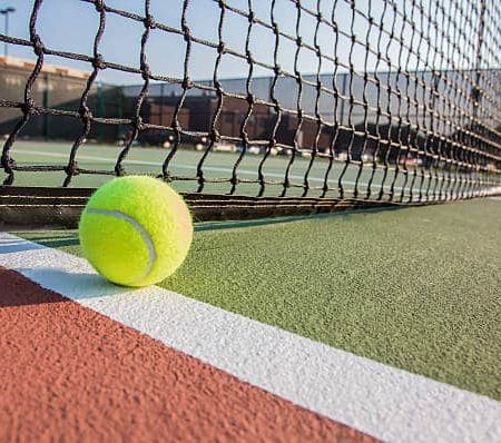 Comment un constructeur de terrain de tennis assure-t-il la durabilité de la surface ?