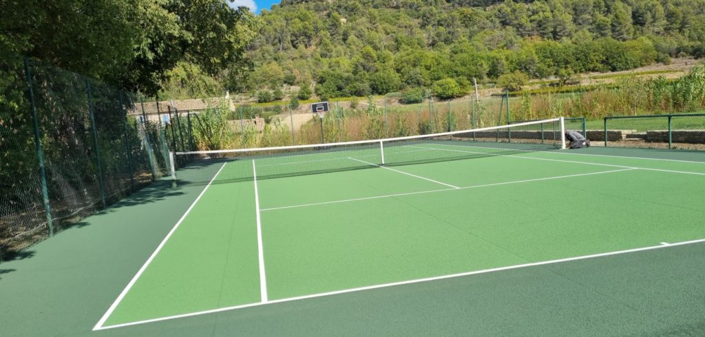 Construction d'un court de tennis en béton poreux à nice