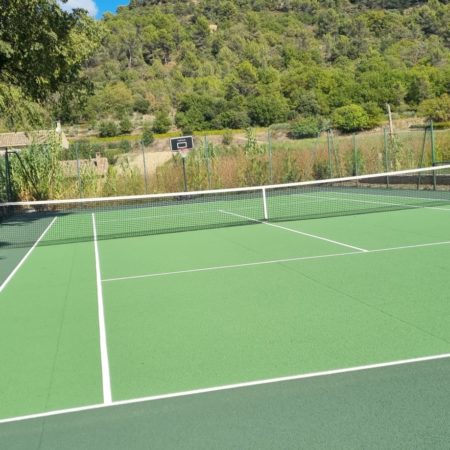 Quels sont les avantages d’un court de tennis en béton poreux pour les clubs sportifs à Nice ?