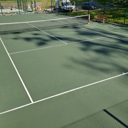 Construction d’un court de tennis en béton poreux à Nice : assurer une bonne adhérence
