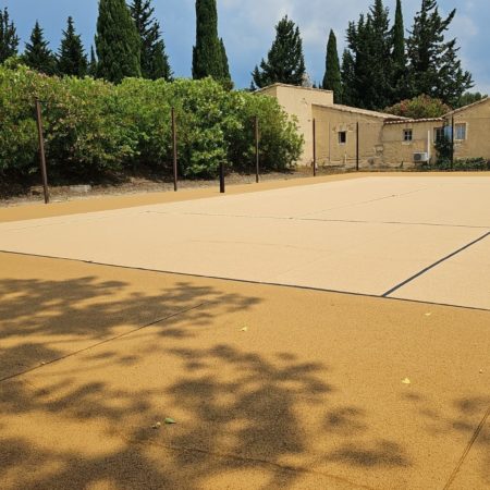 Quels sont les signes indiquant qu’un court de tennis en béton poreux à Nice nécessite une rénovation ?