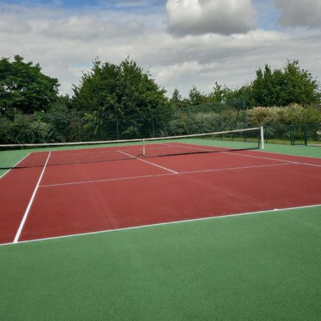 Construction d’un court de tennis en béton poreux à Nice : un choix économique et durable
