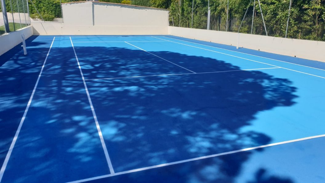 Construction d'un court de tennis en béton poreux à nice