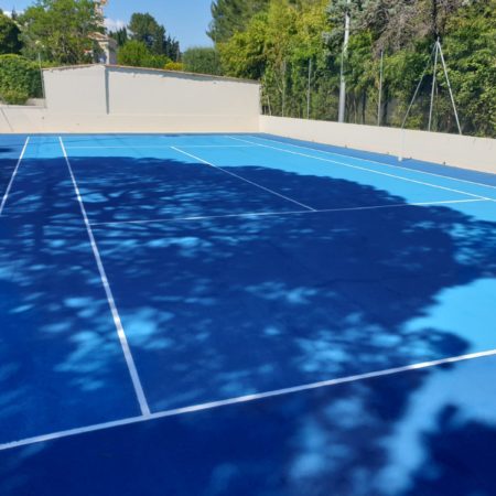 Construction d’un court de tennis en béton poreux à Nice : un choix durable