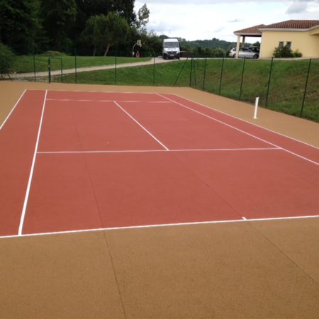 Quels sont les avantages d’un court de tennis en béton poreux pour les écoles à Nice ?