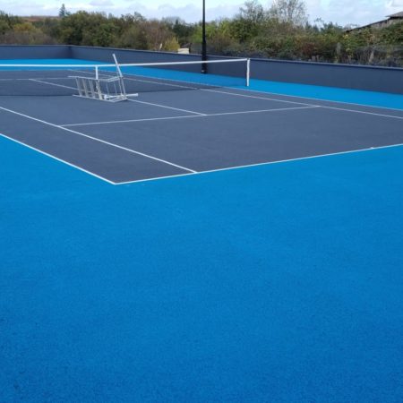 Pourquoi la construction d’un court de tennis en béton poreux à Nice est-elle bénéfique pour les clubs sportifs locaux ?