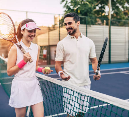 Pourquoi les dimensions et l’orientation d’un court de tennis sont-elles réglementées à Avignon ?
