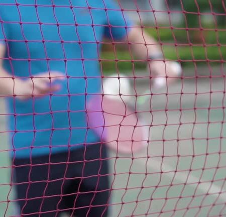 Comment minimiser les nuisances sonores générées par un court de tennis en zone résidentielle à Avignon ?