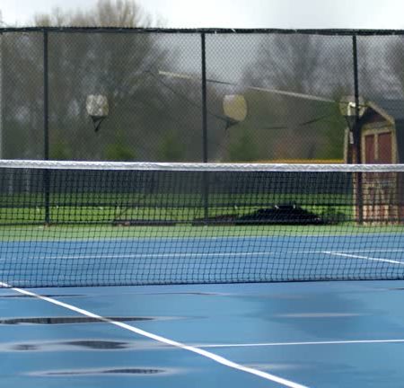 Quelles sont les précautions à prendre pour éviter les fissures sur un court de tennis en béton à Avignon ?