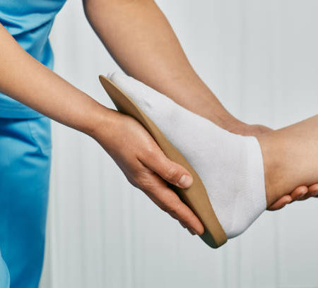Quels types de soins un Podologue à Lyon propose-t-il pour les pieds sensibles ?