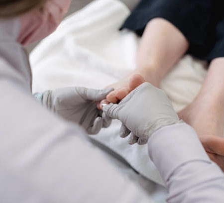 Quels examens un podologue à Lyon effectue-t-il pour diagnostiquer une pathologie du pied ?