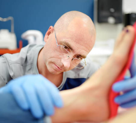 Quelles sont les compétences d’un Podologue à Lyon en matière de soins post-chirurgicaux ?