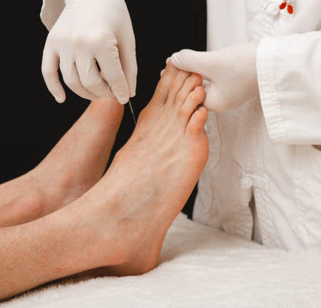 Comment un Podologue à Lyon peut-il accompagner les femmes enceintes souffrant de douleurs aux pieds ?