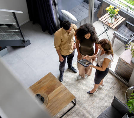 Agent immobilier: Comment se déroule une visite virtuelle d’un bien immobilier à Roussillon