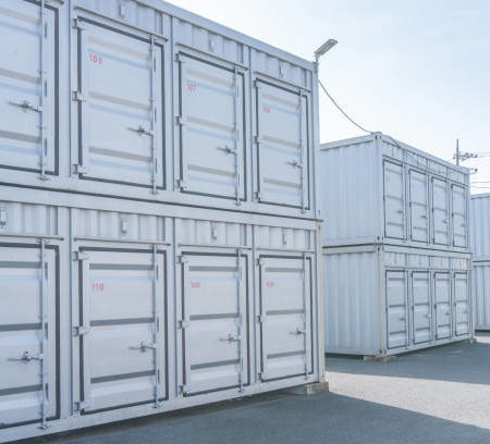 Quelles différences entre la Location de Container à Ruy-Montceau et un garde-meuble classique ?