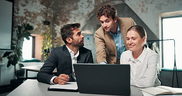 Dans ce contexte, le branding B2B Paris repose avant tout sur une analyse fine du marché local, des attentes des décideurs et des cycles de